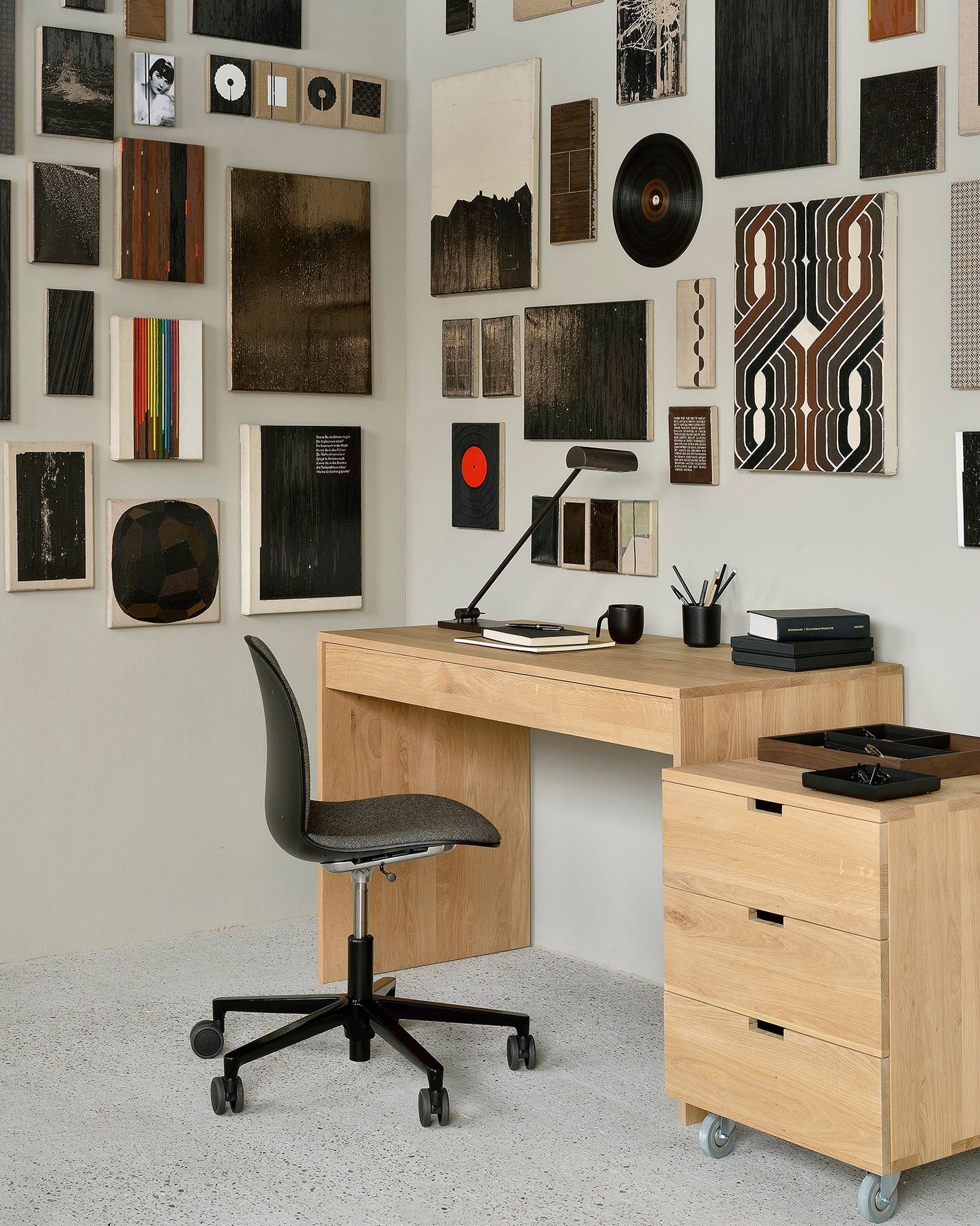 Ethnicraft Schreibtischbutler Charcoal