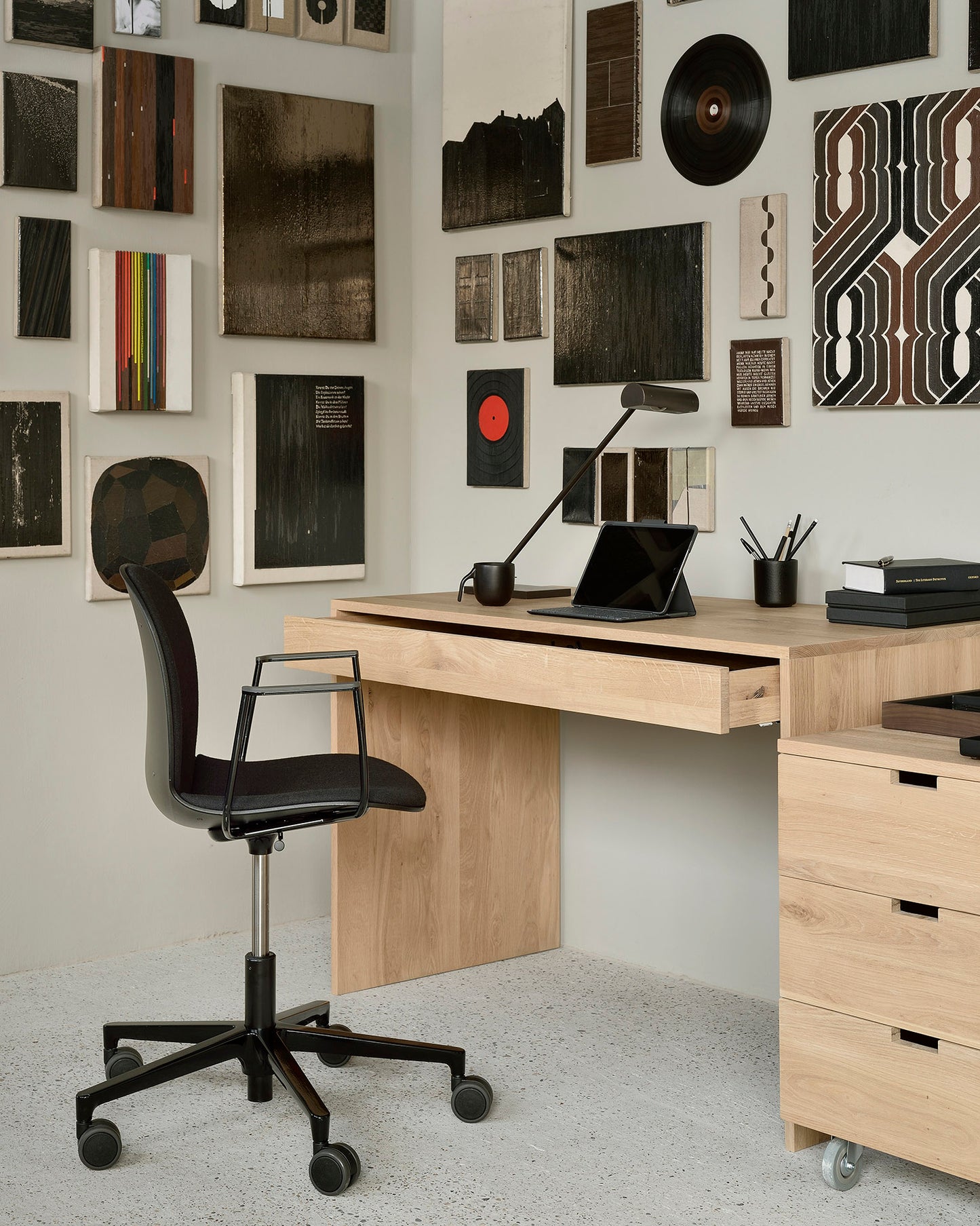 Ethnicraft Schreibtischbutler Charcoal