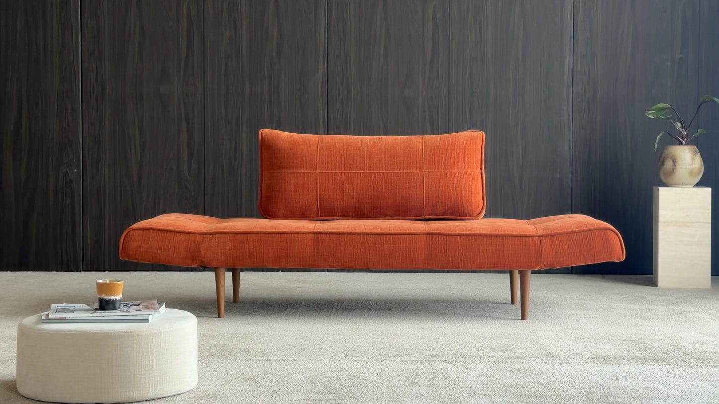 Innovation Zeal Styletto Sofa mit Armlehnen