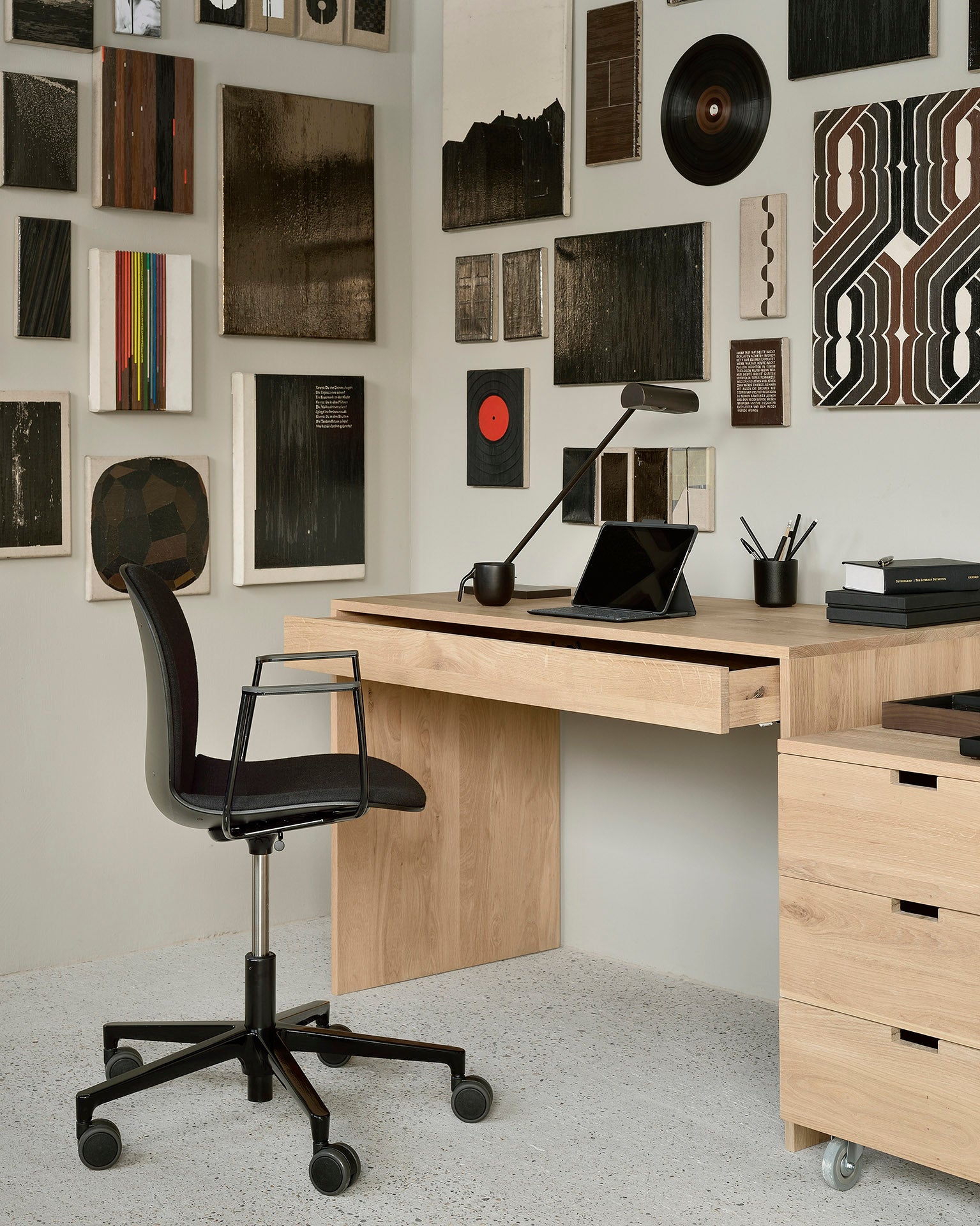 Ethnicraft Schreibtischbutler Charcoal