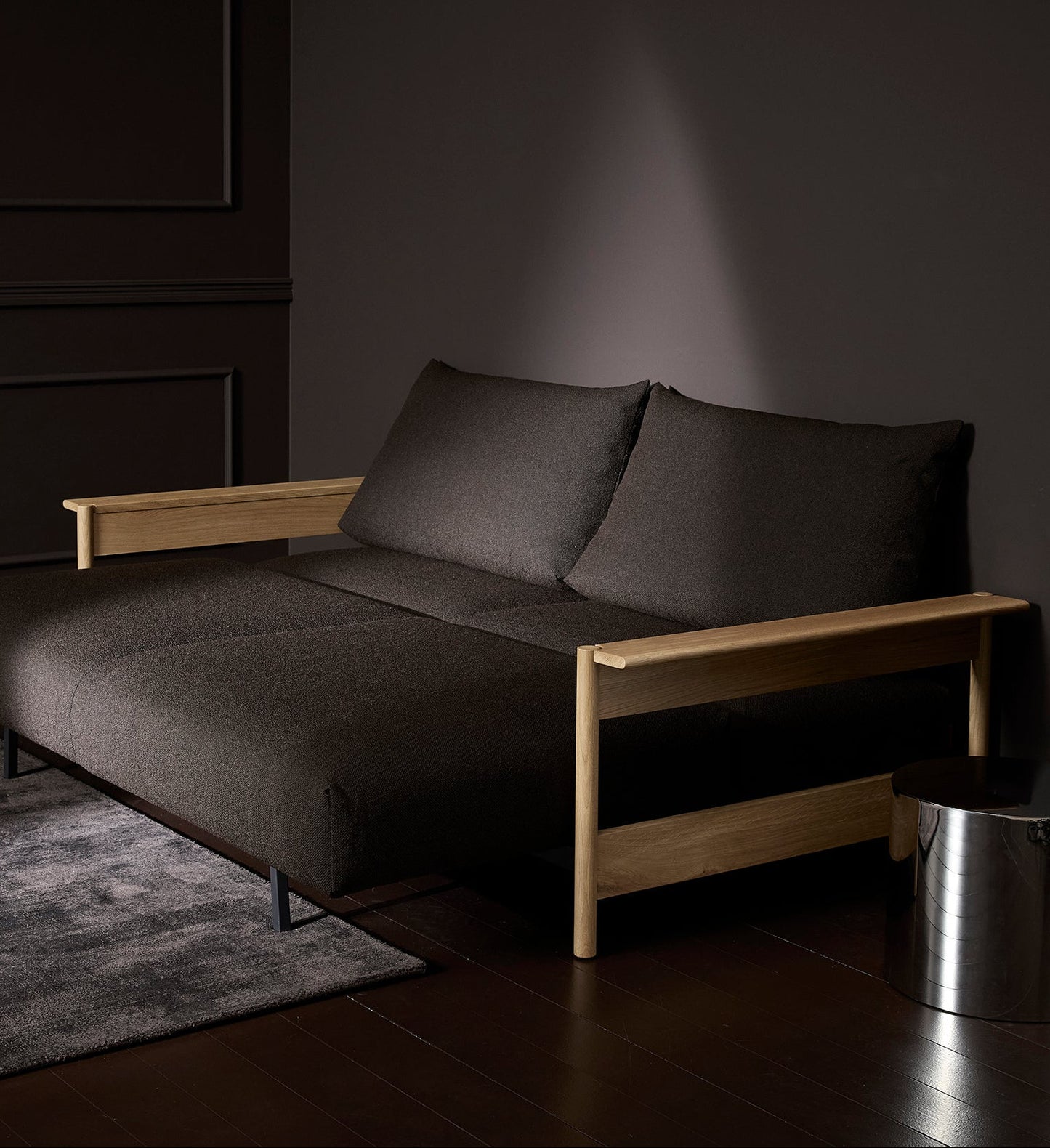Innovation Malloy Wood Sofa mit Armlehnen