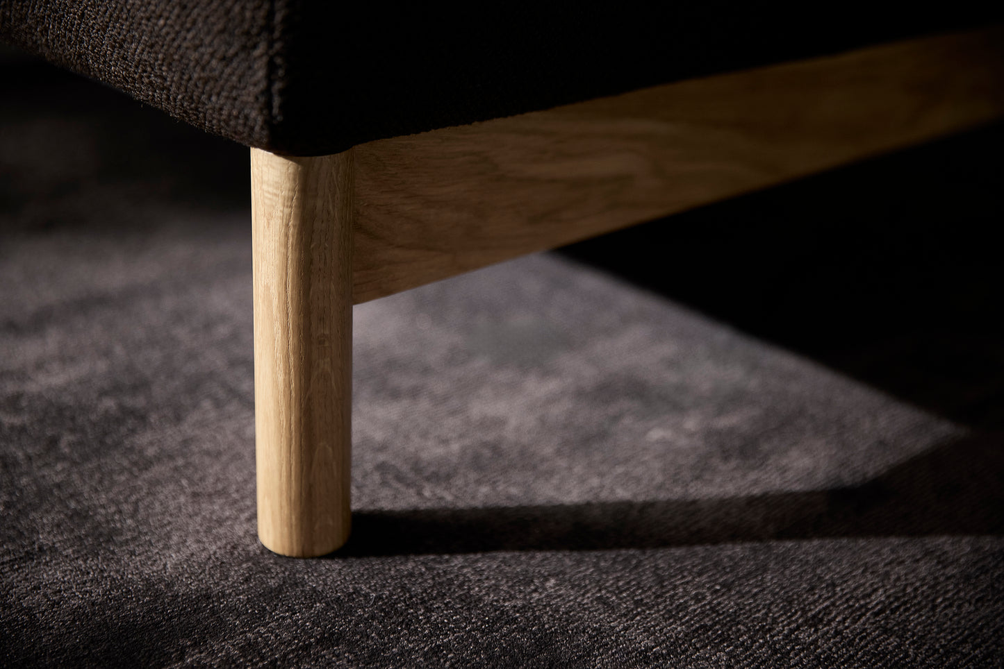 Innovation Malloy Wood Sofa mit Armlehnen