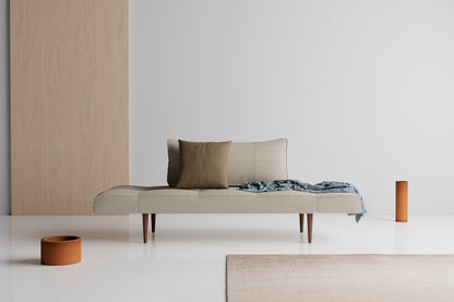 Innovation Zeal Styletto Sofa mit Armlehnen