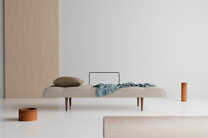 Innovation Zeal Styletto Sofa mit Armlehnen